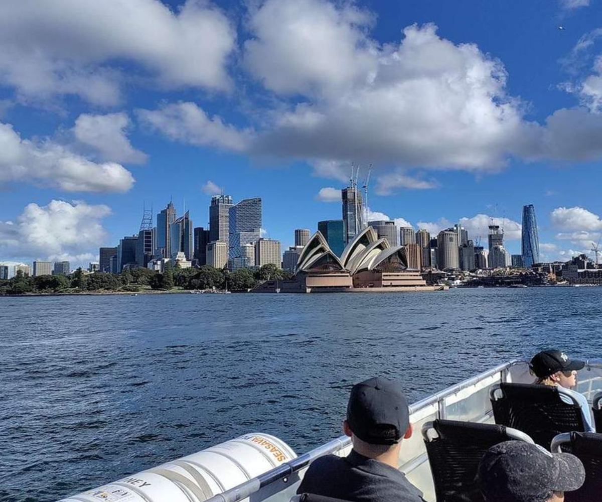 Du khách ngắm cảnh vịnh Sydney trên du thuyền